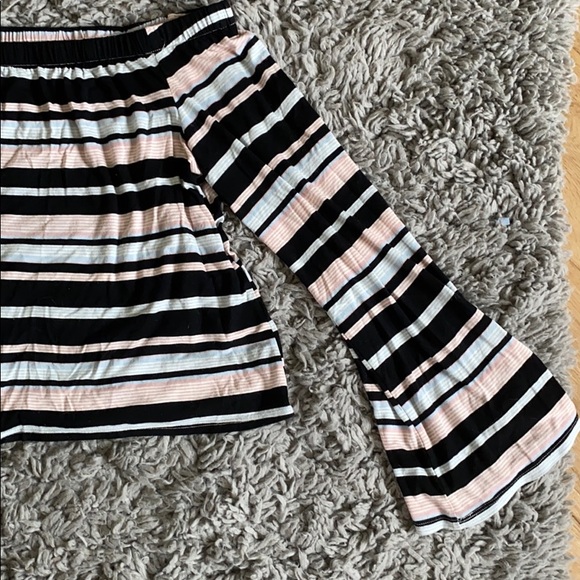 Off The Shoulder Blouse ❤️❤️ - Picture 2 of 3